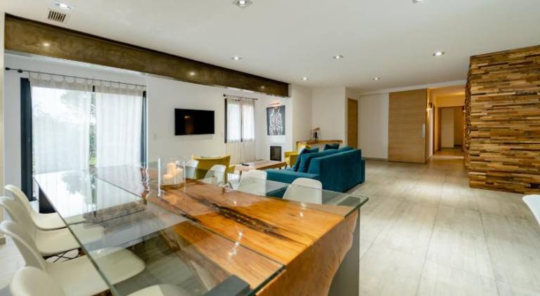 Serviced apartment with pool, garden & patio — photo 2