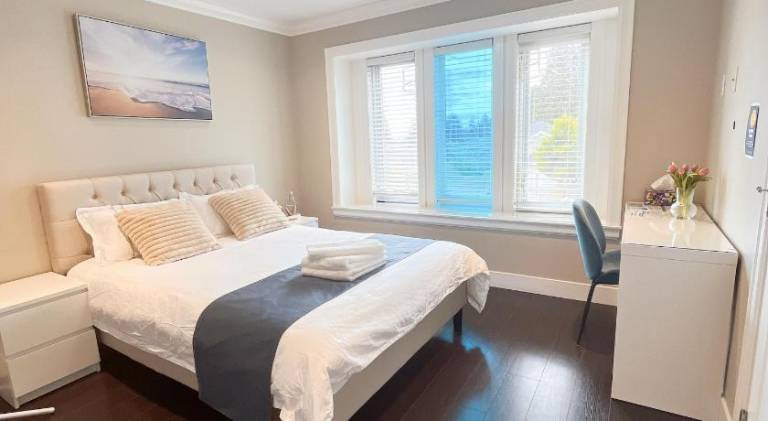 Near Skytrain and QUIET Private Bedroom Ensuite BathRM Free Wifi & Coffee Cozy