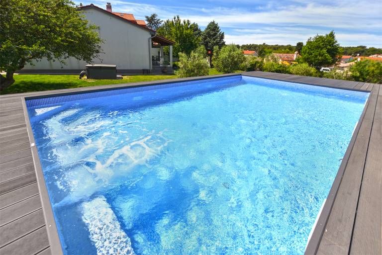 Vacation home with heated pool, patio & grill — photo 2