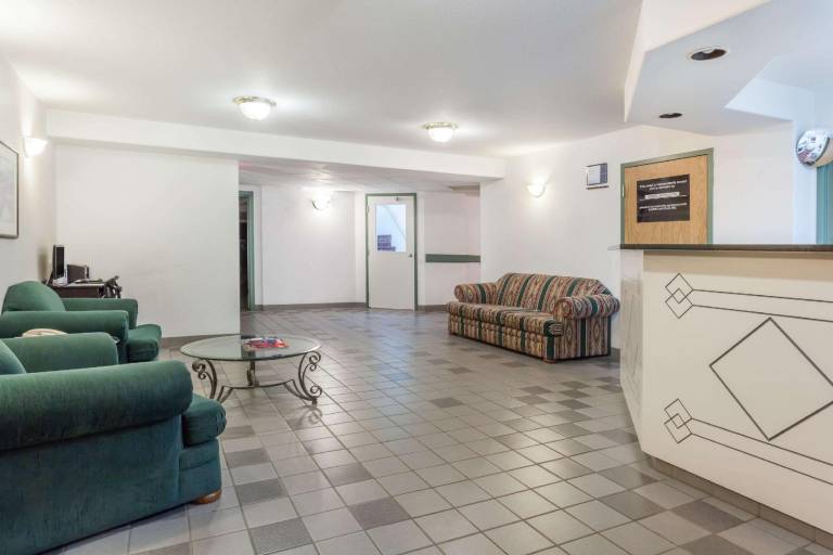 Days Inn by Wyndham Taber — photo 3