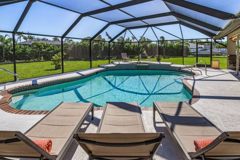 Vacation home with garden, grill & private pool — photo 4