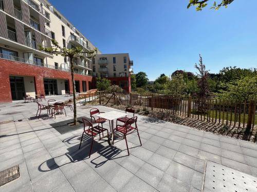 Wonderful serviced apartment with terrace & yard | Pets allowed in Lens