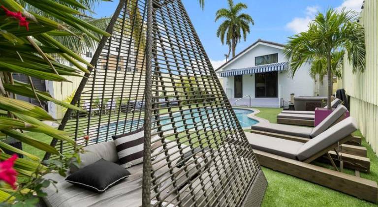Vacation home with pool & jacuzzi — photo 3
