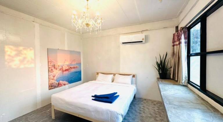 Lonely beach complex titanic hotel in beach shopping street markets ในศูนการค้าติดทะเล — photo 2