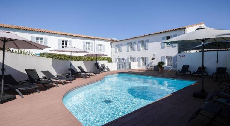 Serviced apartment with pool, patio & yard | Next to the beach | Pets are welcome — photo 2