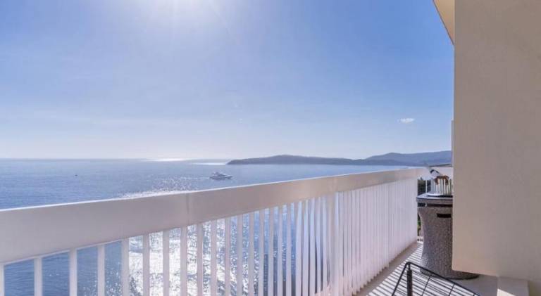 Luxury Top Floor Sea View Downtown Cap d'Ail in Èze