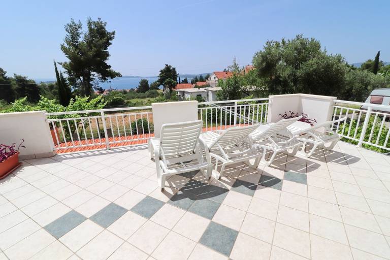 Fully equipped rental apartment with terrace & grill | Sea view | Dogs allowed in Orebic