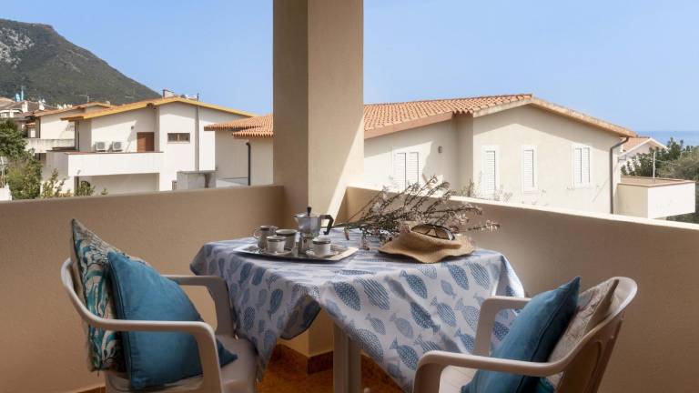 Rental apartment with patio — photo 3