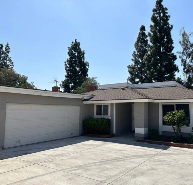 House with yard — photo 2