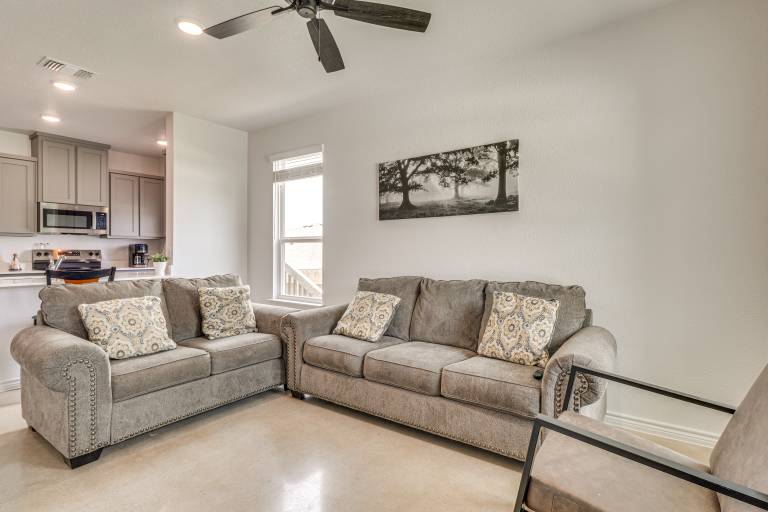 2 Mi to Dtwn Dining! Pet-Friendly Temple Townhome — photo 5