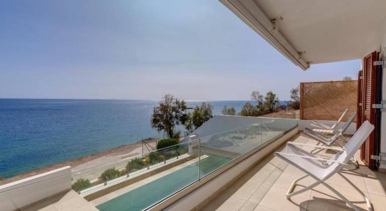 House with pool in Syros