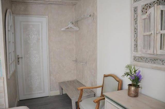 Petite chambre avec 2 lits dans maison d artiste centre ville