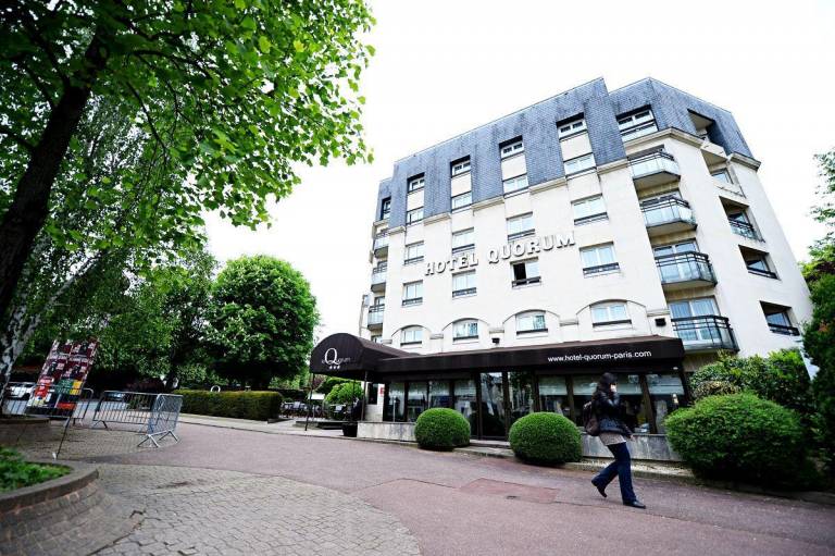 HOTEL QUORUM in Suresnes
