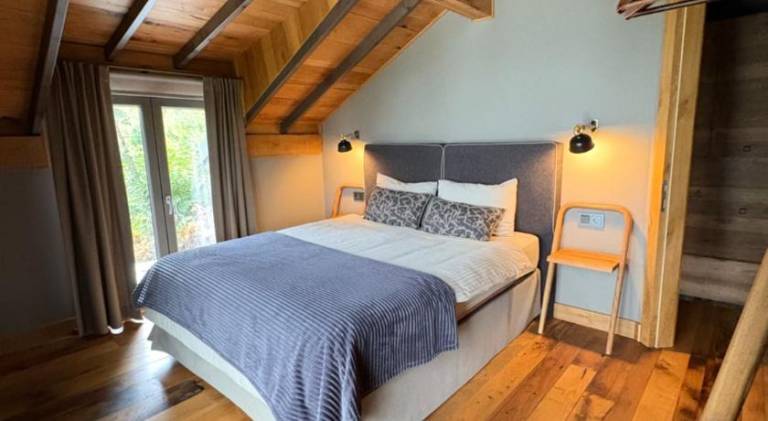 Chalet with grill, yard & patio — photo 2