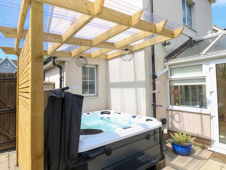 Cottage with jacuzzi & garden | Beach view — photo 2