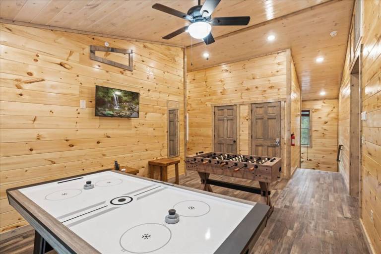 NEW - 1 Location Cabin Pool Hot Tub Arcade HL — photo 4