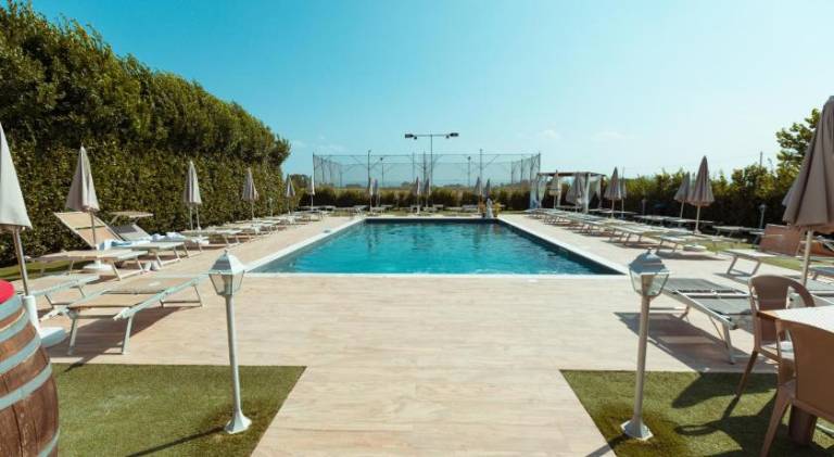 Farm with private pool, yard & barbeque — photo 3