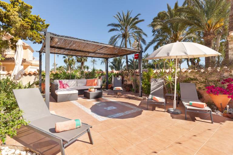 Family-oriented charming villa with patio, BBQ & private pool | Mountain view | Next to the beach | Pets allowed — photo 3