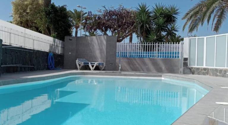 Vacation home with yard, pool & terrace | Beach nearby | Dogs allowed — photo 3