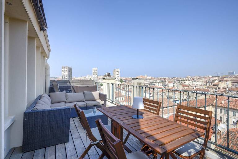 Cosy studio with terrace overlooking Marseille