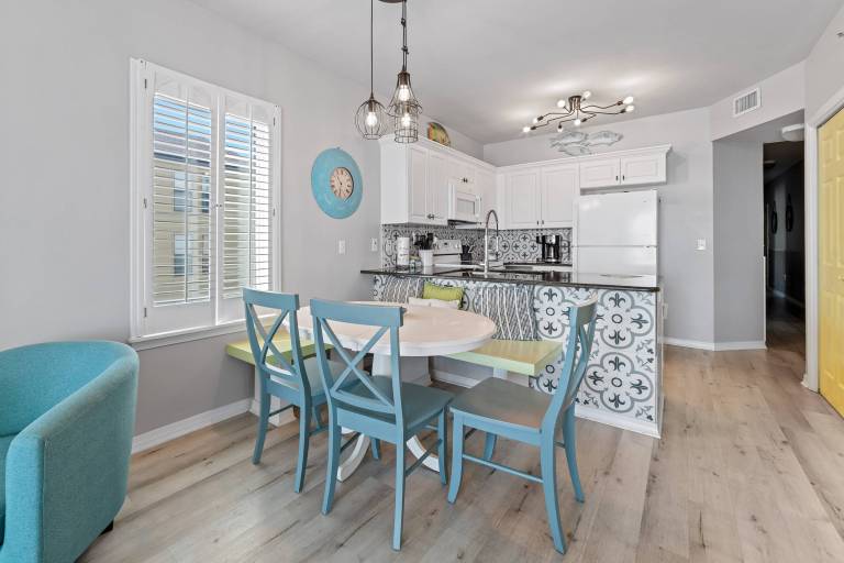 Condo with heated pool, barbeque & sauna | Beach view — photo 3