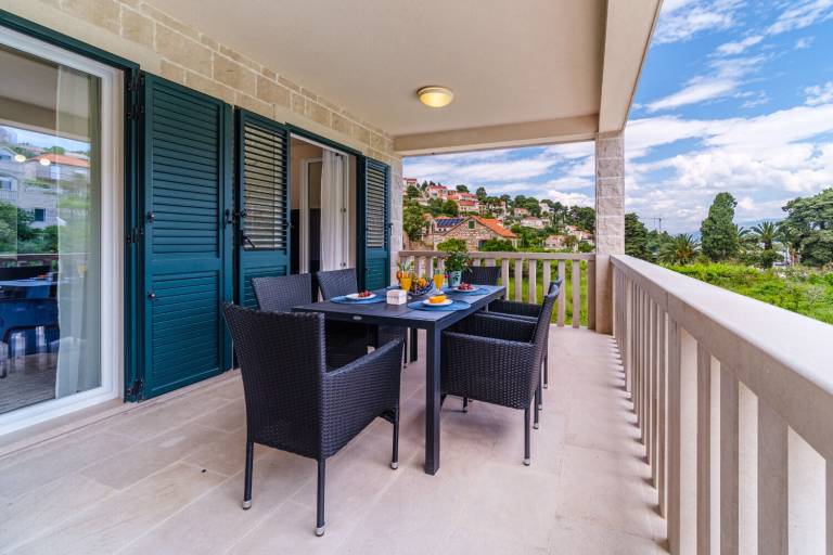 Vacation home with private pool & grill | Garden view — photo 4