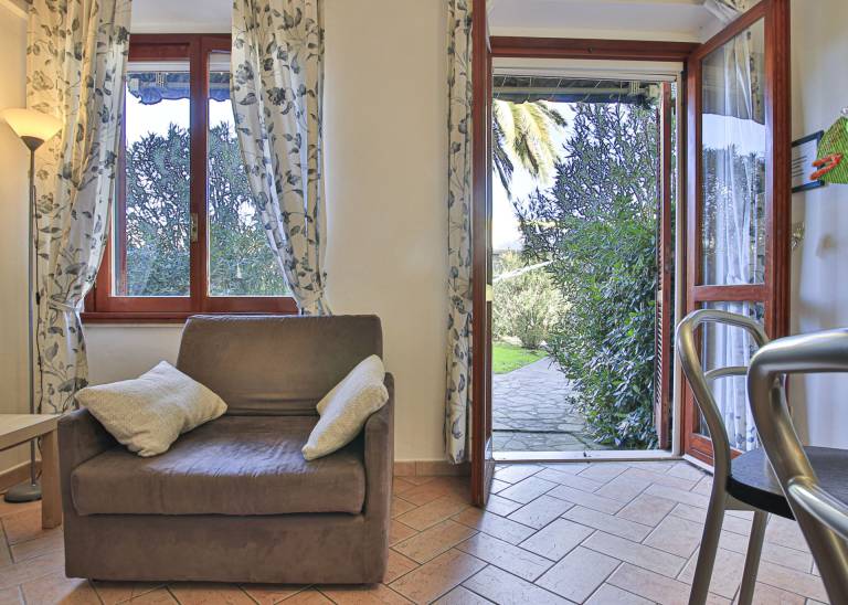 Located in Marina di Campo, tastefully furnished, with a large enclosed garden and a few steps from — photo 4