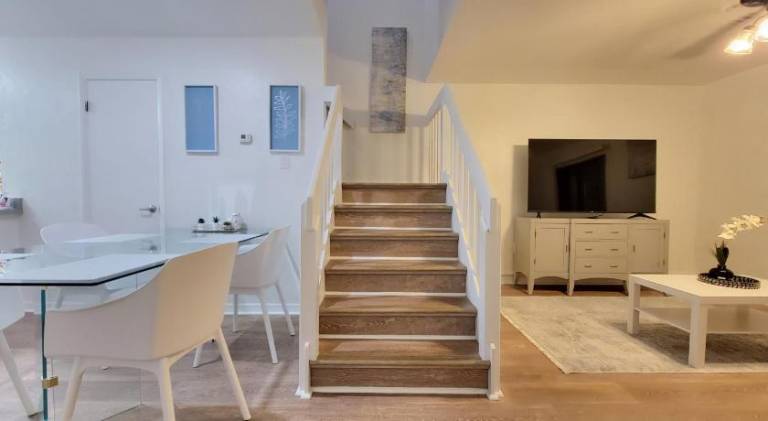 Apartment with pool — photo 4