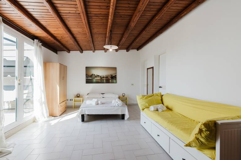 One-Bedroom Apartment with Private Terrace, Wi-Fi and Air Conditioning — photo 4