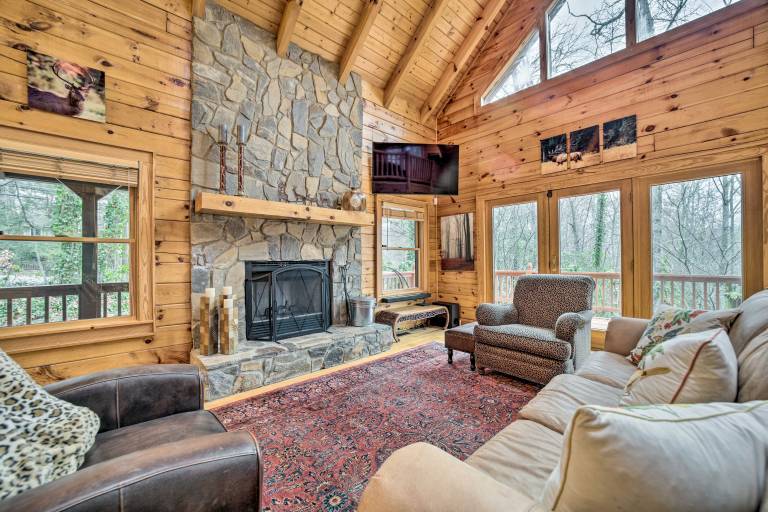 Walk to Golfing: Grand Maggie Valley Cabin! — photo 4