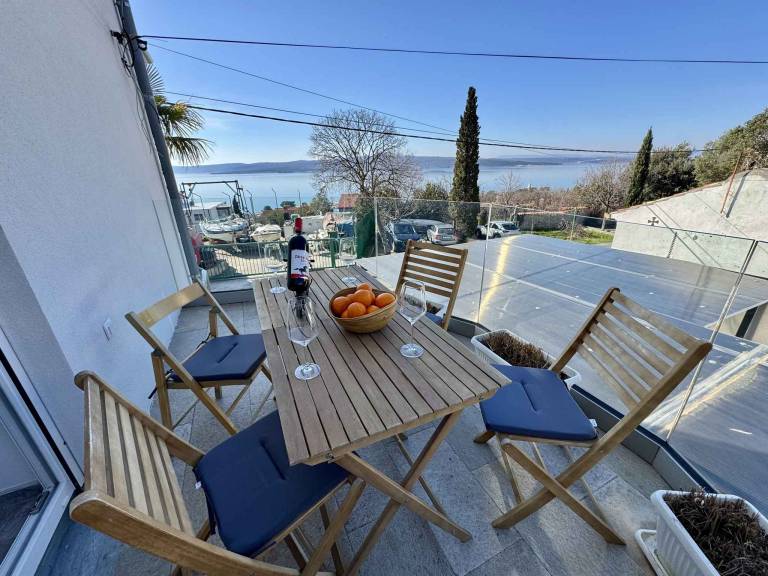 Holiday apartment with two bedrooms and balcony overlooking the sea — photo 5