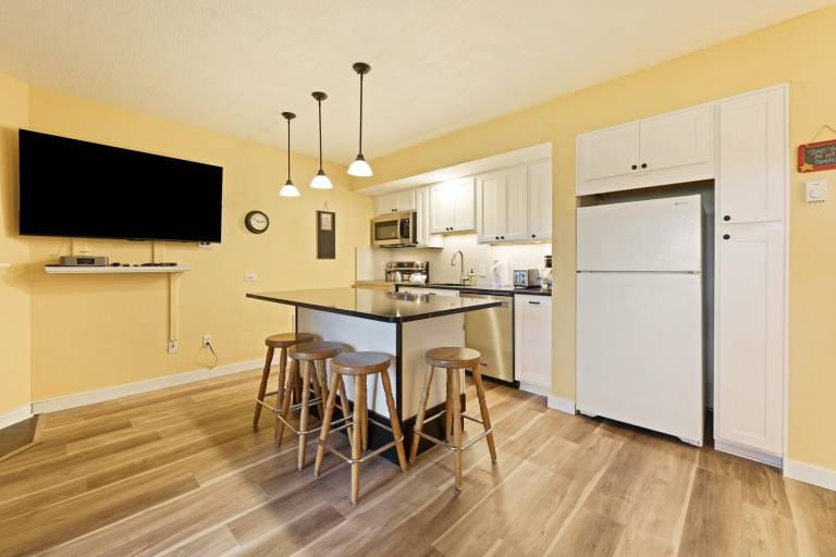 Condo with pool — photo 3