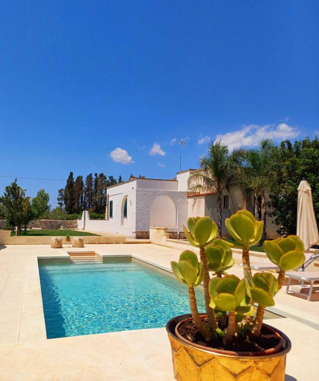 Villa with garden — photo 2