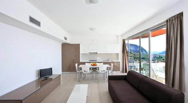 Ample serviced apartment with pool, garden & patio | Dogs allowed — photo 2