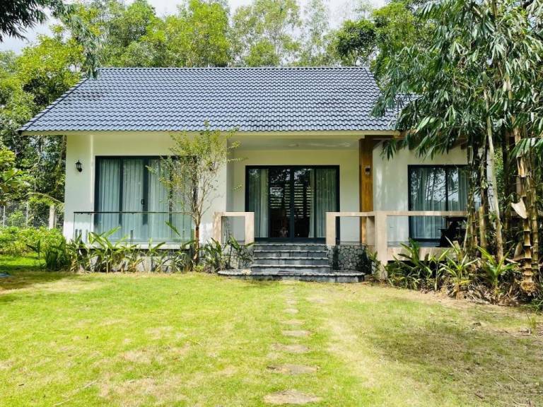 Vacation home with barbecue, garden & pool | Water view in Phu Quoc
