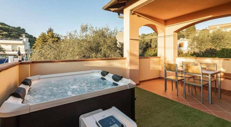 Villa with pool, hot tub & grill | Pets are welcome in Diano Marina