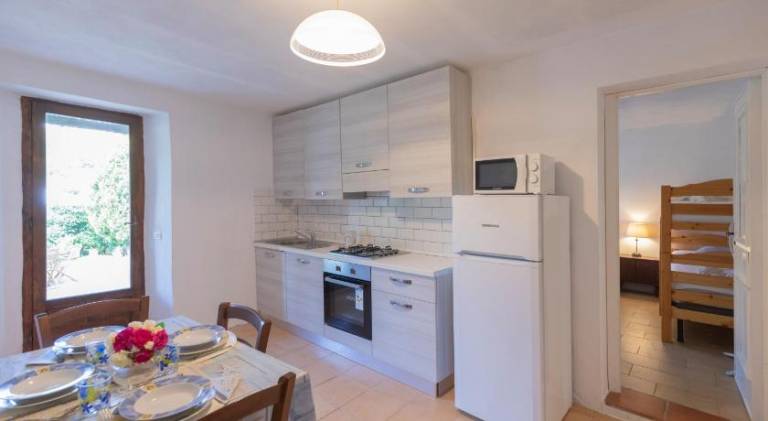 Holiday apartment with barbecue & garden — photo 3