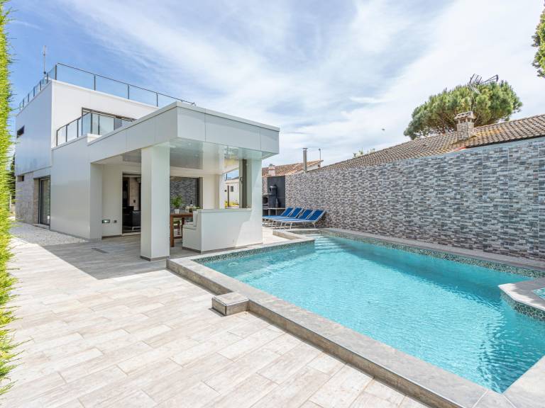 House with barbecue, yard & private pool — photo 3