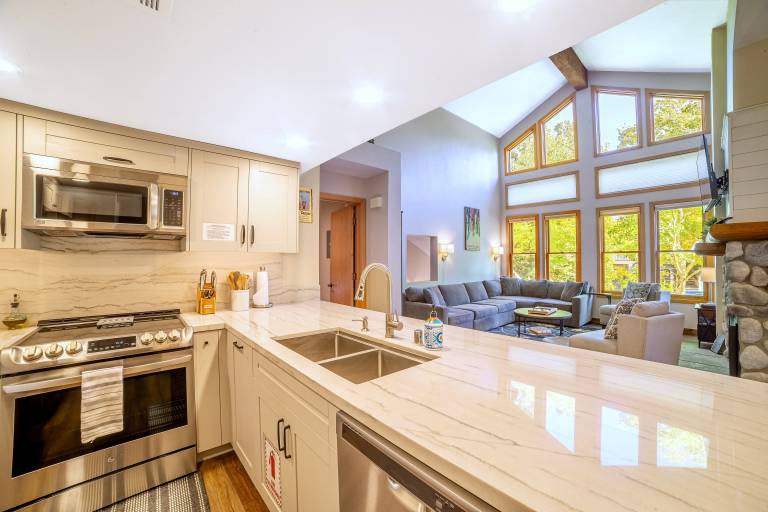 Family-friendly big vacation home with grill & jacuzzi | Mountain view | Pets are welcome — photo 5