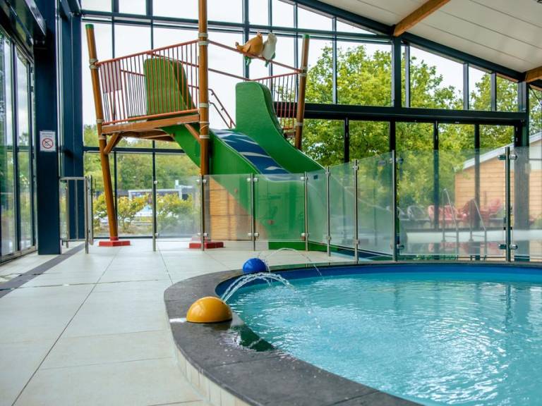Chalet mit beheiztem Pool und Terrasse