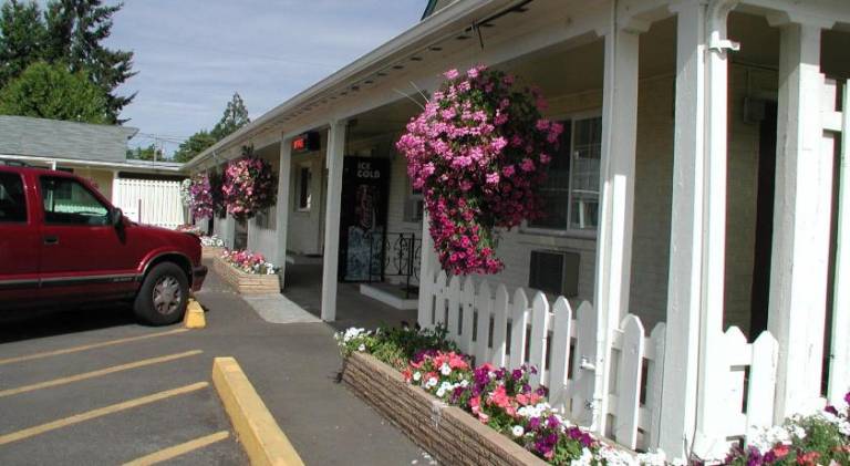 Valley Inn - Lebanon Oregon — photo 3