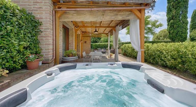 Villa with garden, hot tub & barbecue — photo 2