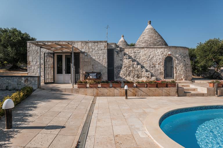 Villa with private pool, jacuzzi & yard | Pool view — photo 4
