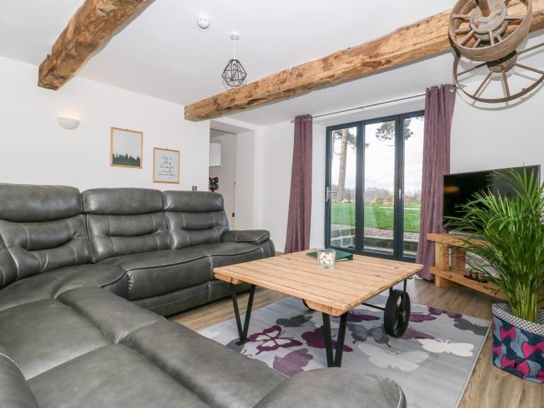Cottage with garden — photo 4