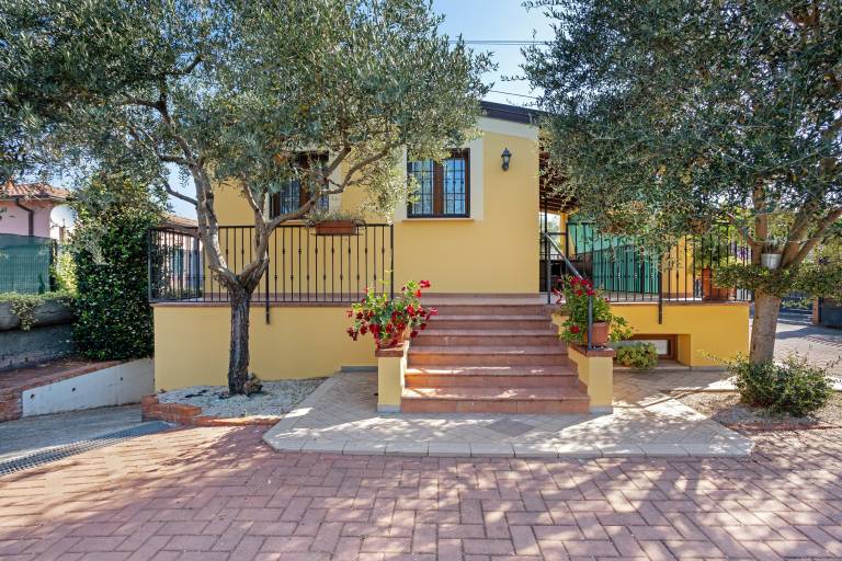 Villa 'Gardenia - Private Garden' with Private Terrace, Wi-Fi and Air Conditioning in Arcola