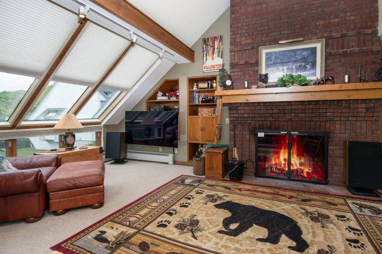Condo with heated pool, jacuzzi & sauna | Mountain view — photo 3