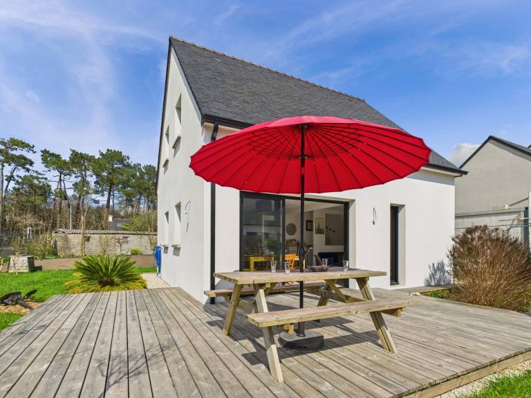 Vacation home with grill, terrace & garden in Benodet
