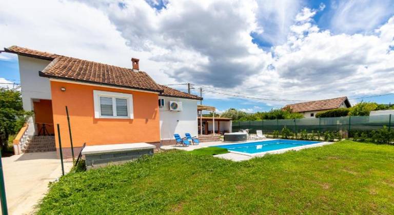 Villa with hot tub & pool | Pet-friendly — photo 4