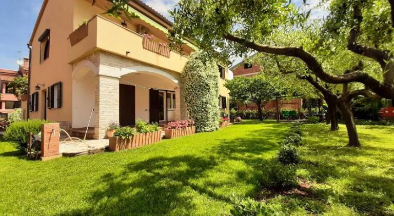 Holiday apartment with yard, patio & grill in Novigrad