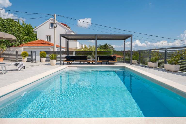 NEW! Villa Magnolia with 41 sqm pool, Jacuzzi, 8km from sea in Omis